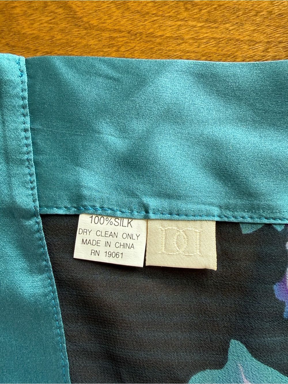 Doncaster silk wrap - Picture 3 of 3